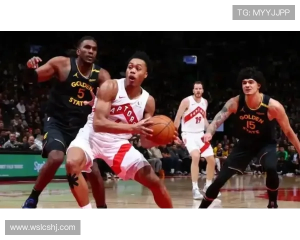 猛龙队与76人队激战正酣 赛场争锋让球迷热血沸腾